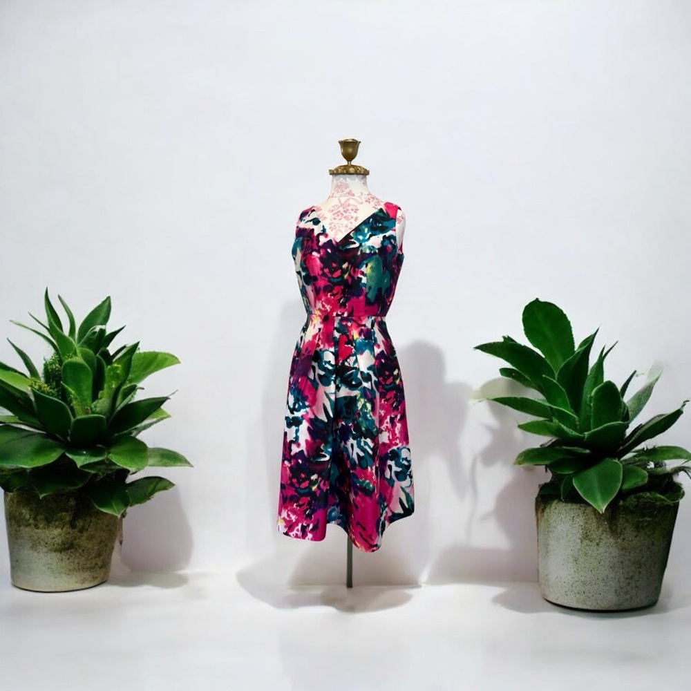 TAHARI floral Sleeveless v neck dress. Size 4